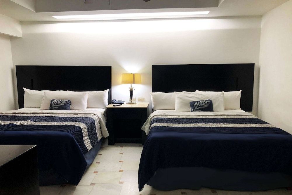 Wyndham Garden Los Mochis Plaza Inn Suite, 2 Queen Beds, Non Smoking 2