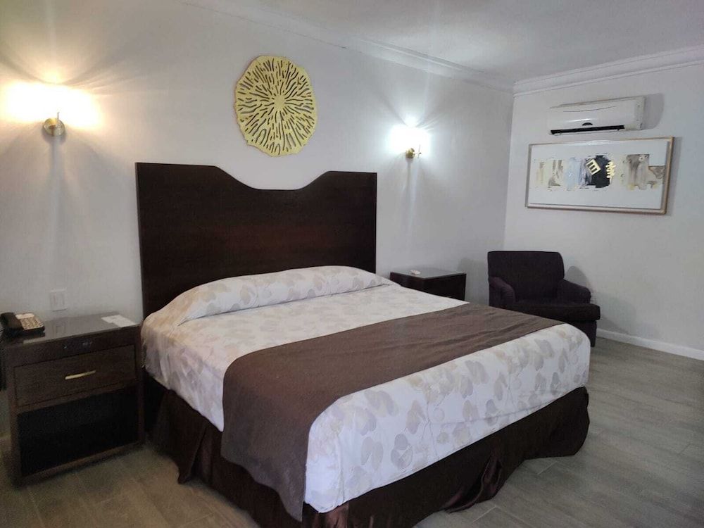 Los Cedros Hotel Inn Chihuahua Standard Single Room, 1 King Bed 2