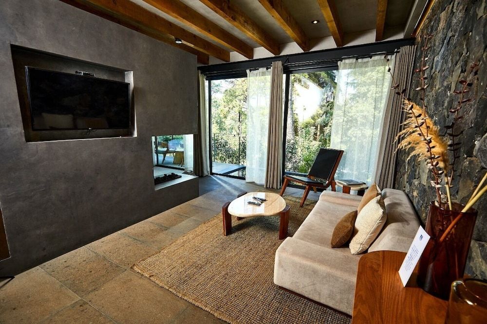 Fishers House Hotel Avándaro Hammock Suite with king bed and fireplace 4