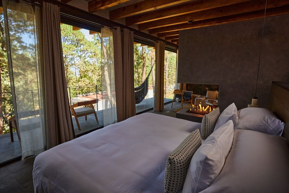 Fishers House Hotel Avándaro Hammock Suite with king bed and fireplace