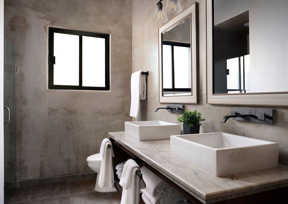 Surya Hotel Classic Room, 2 Queen Beds 3