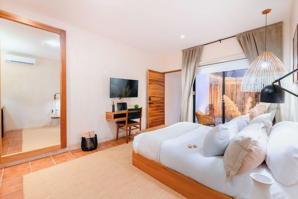 Malish Hotel & Spa Luxury Edition Deluxe Room, 1 Queen Bed, Balcony 6