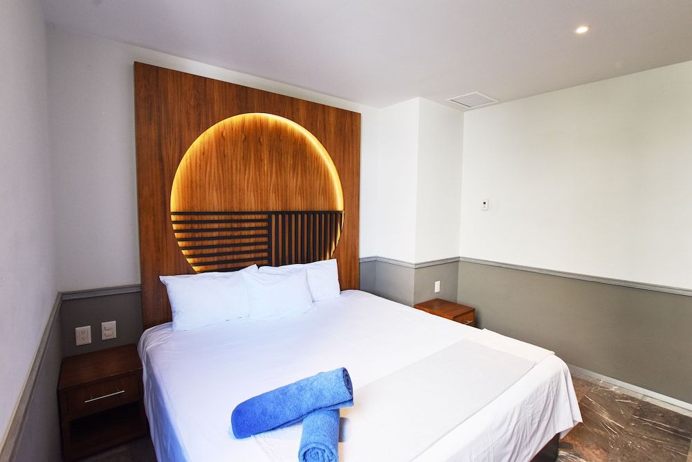 Centric condo by Casago Deluxe Apartment 7