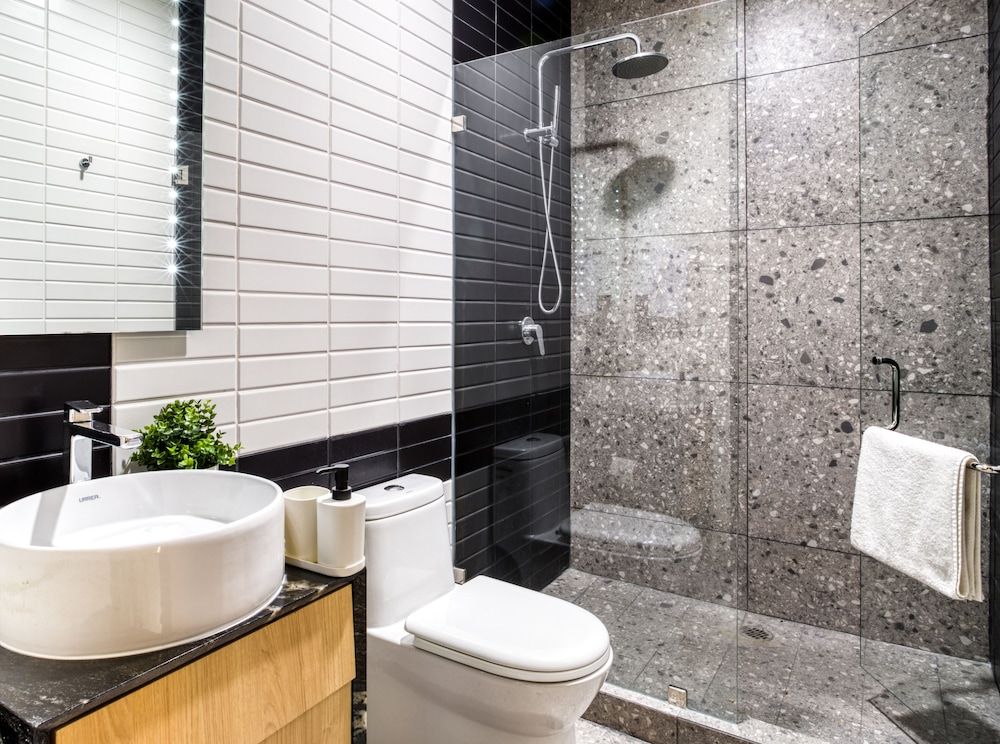 Downtown Designer Apartments by ULIV Superior Apartment 8