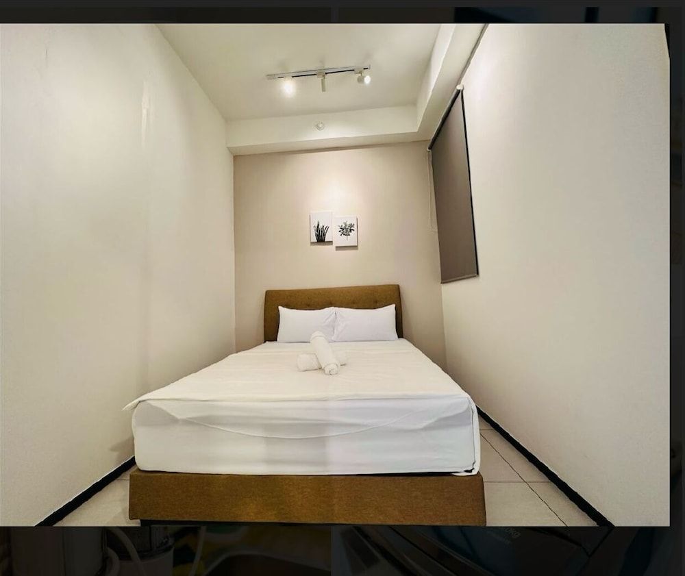 Room, Shared Bathroom