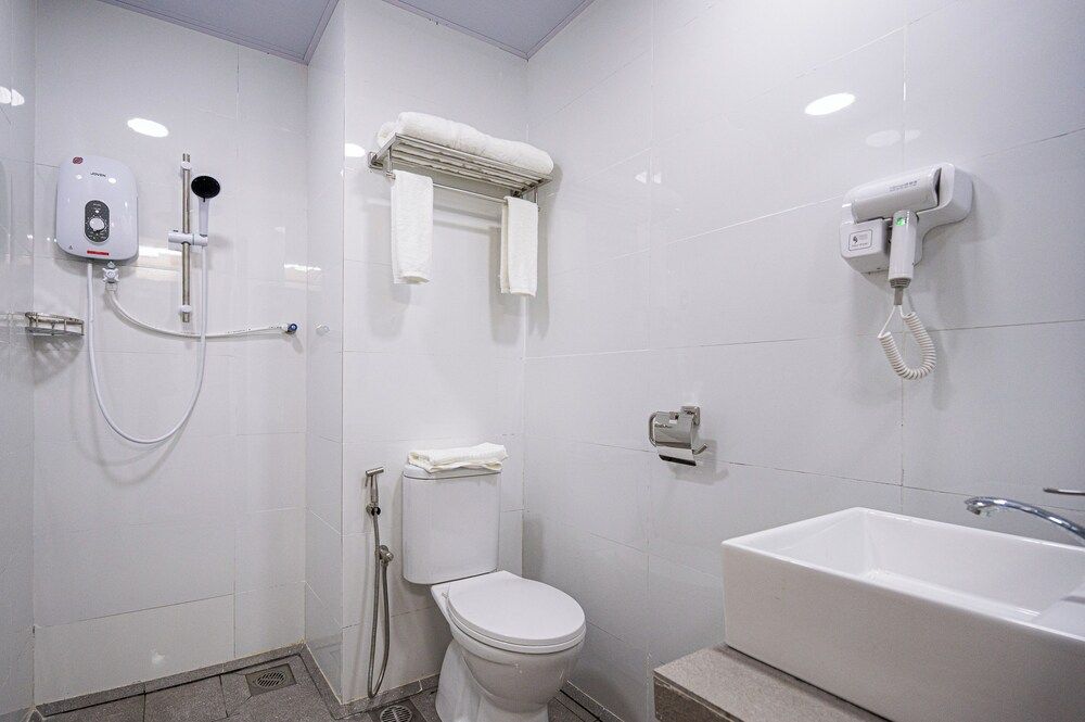 Semporna City Hotel Deluxe Room, 1 King Bed, Non Smoking 6