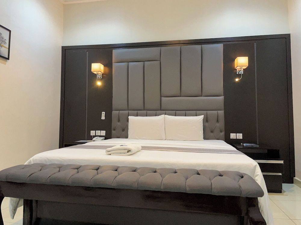 Executive Apartment, 2 Bedrooms, Kitchen, Pool View