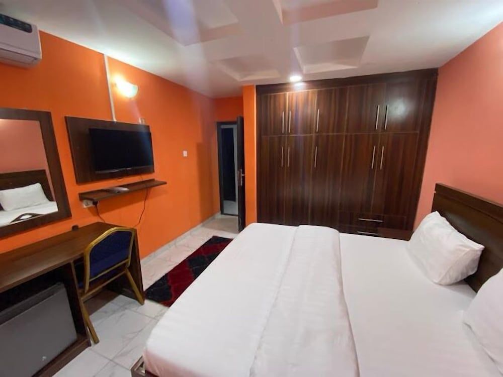 Clevero Hotel Family Room, Balcony, City View 2