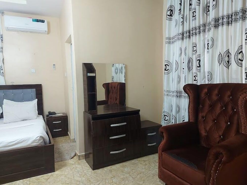 Clevero Hotel Family Room, Balcony, City View 10