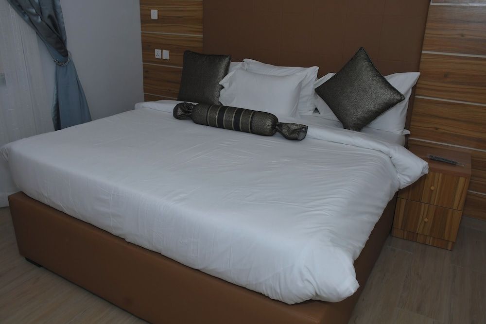 Clevero Hotel Family Room, Balcony, City View 3