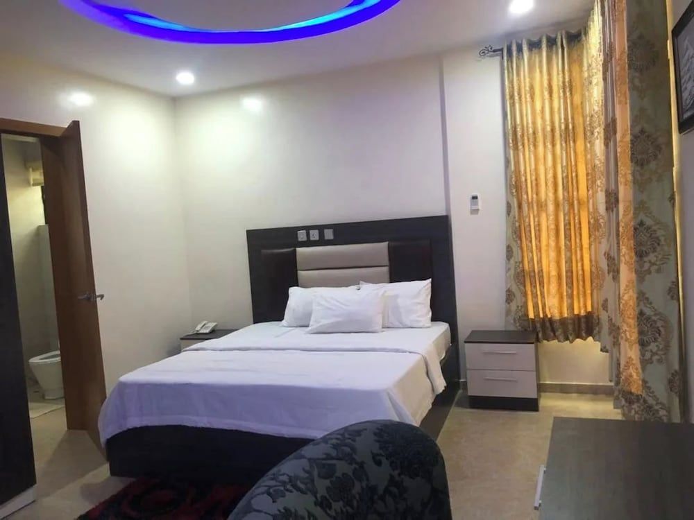 New Haven Hotel Deluxe Room, Balcony, City View 9