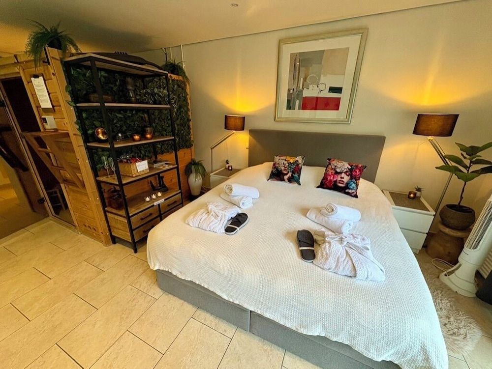 B&B Wellness Soest Deluxe Bungalow, Private Pool, Garden View 2