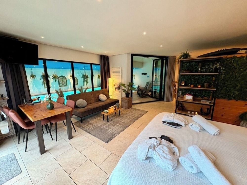 B&B Wellness Soest Deluxe Bungalow, Private Pool, Garden View 4