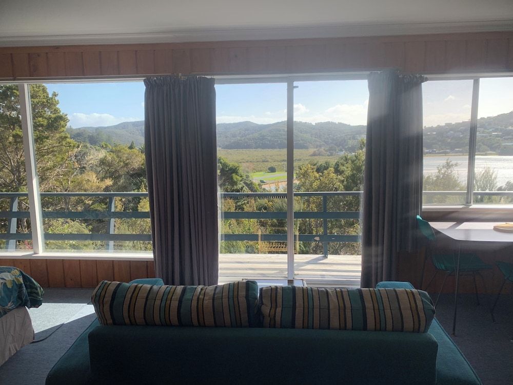 Standard Studio, Sea View