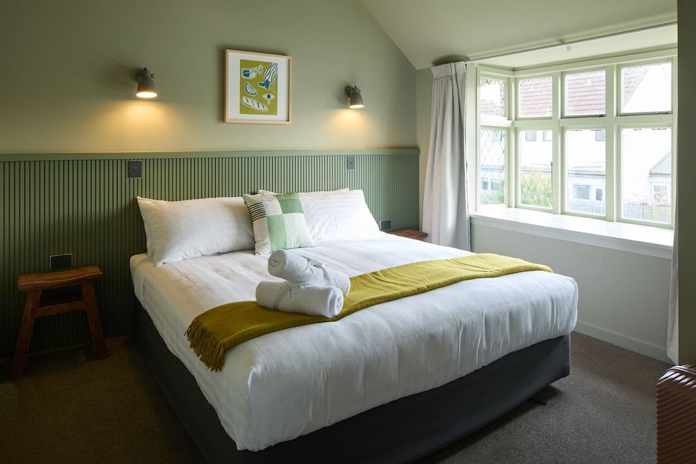 Executive One-Bedroom Apartment with Bath