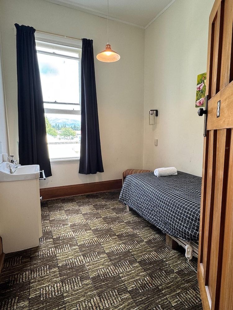 Gladstone Grand Hotel Single Room 4