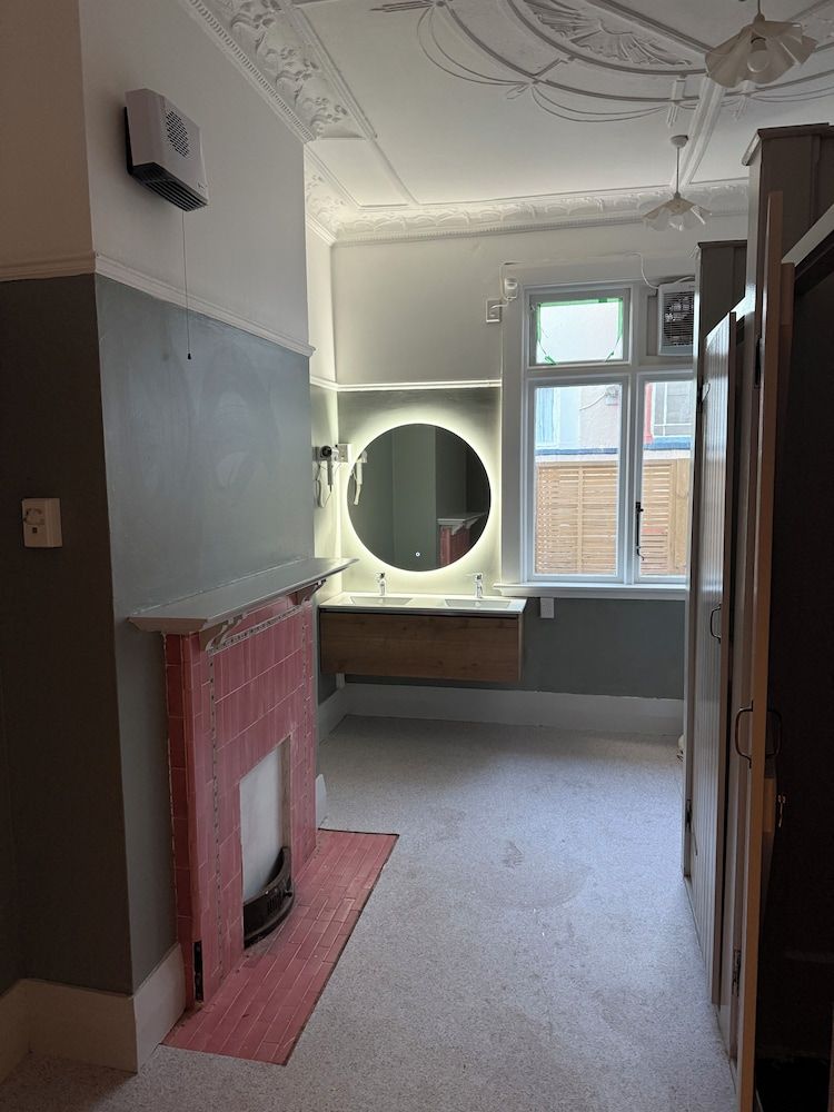 Manor on the Park Backpackers Basic Double or Twin Room, Park View 8