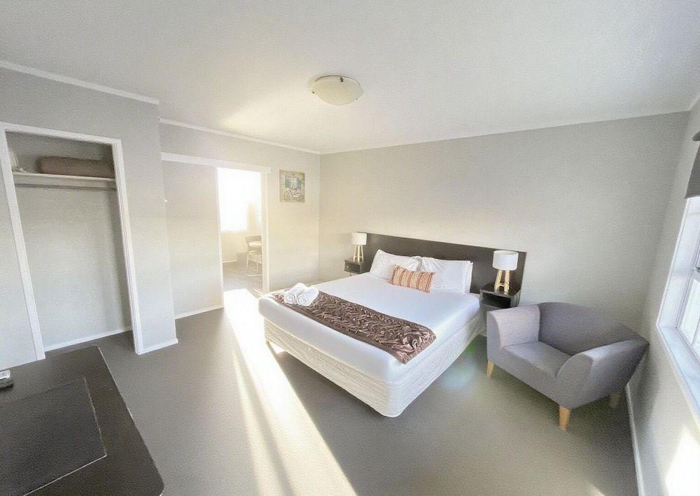 Basic Studio, 1 King Bed, Non Smoking, Air conditioning