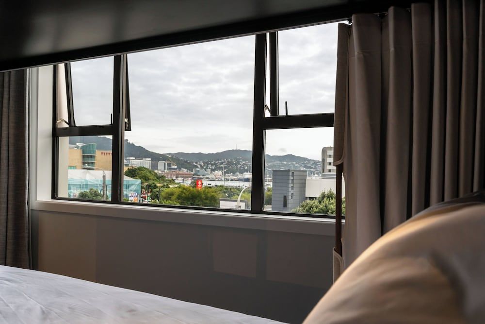 Haka House Wellington Twin Room Ensuite with Harbour view 8