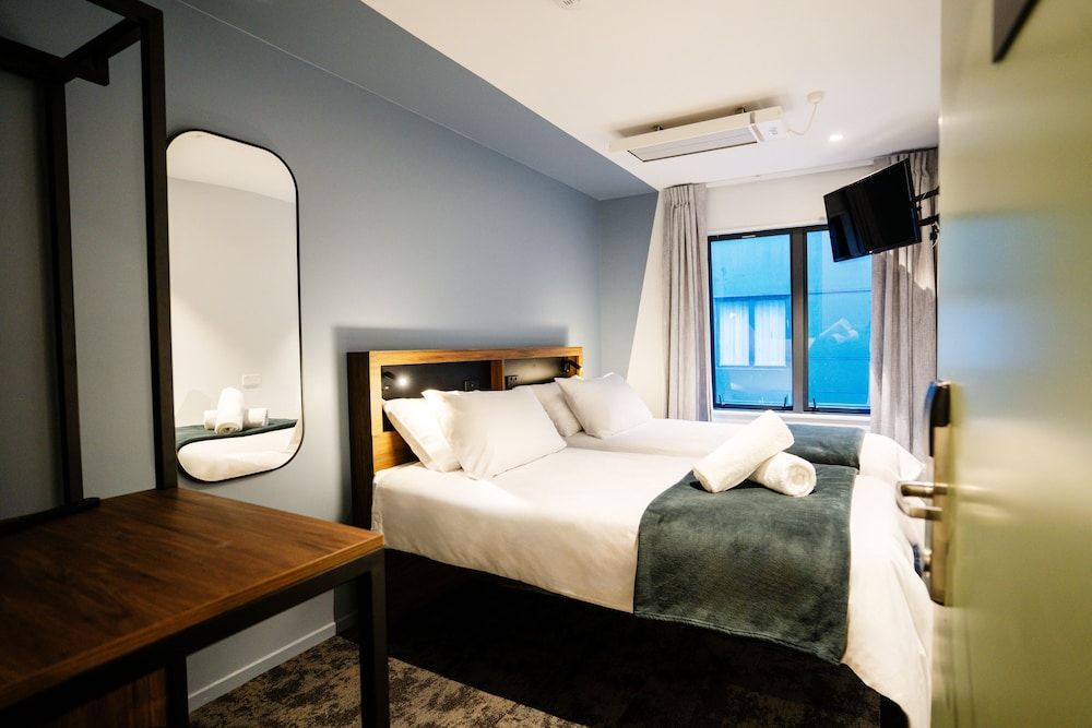 Haka House Wellington Twin Room Ensuite with Harbour view 5