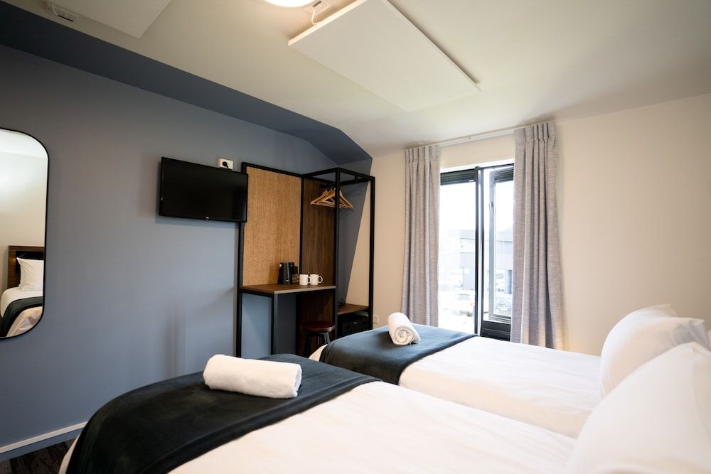 Haka House Wellington Twin Room Ensuite with Harbour view 2