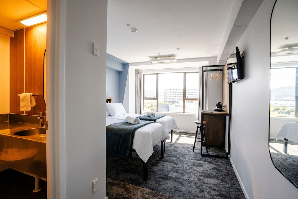 Haka House Wellington Twin Room Ensuite with Harbour view 3