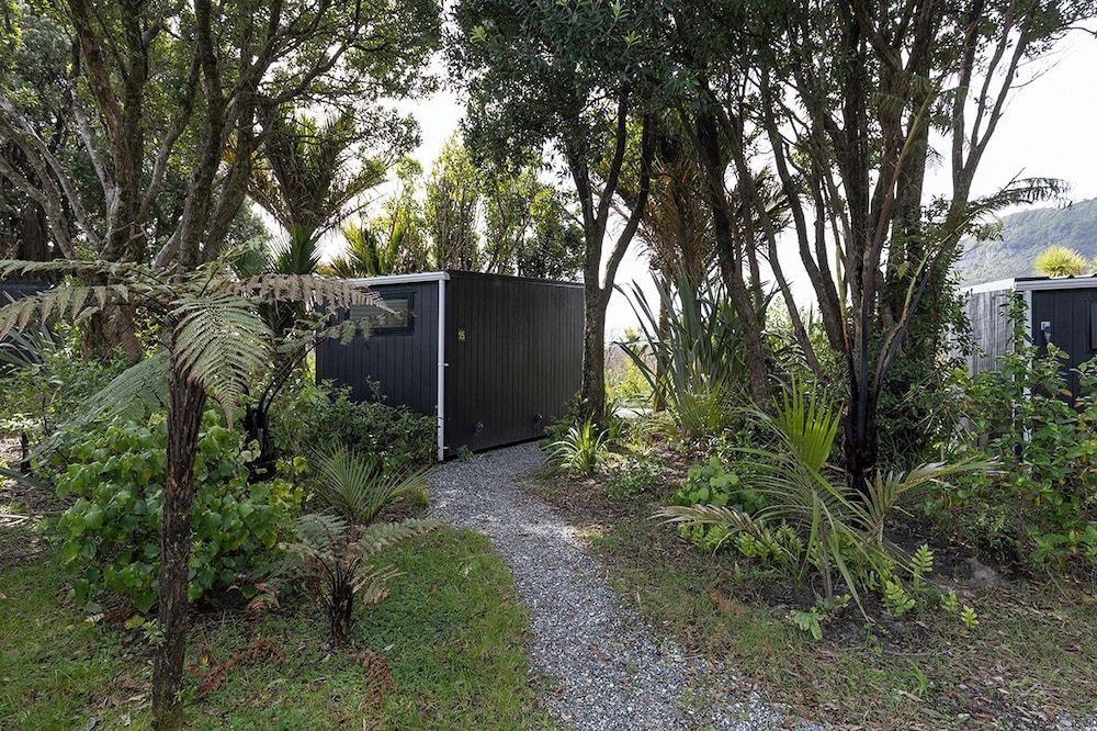 Punakaiki Beach Camp Double room with Shared Bathroom 5