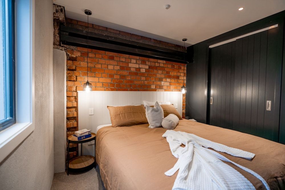 The Cobbler Hotel Double Room Single Use, 2 Bedrooms 4