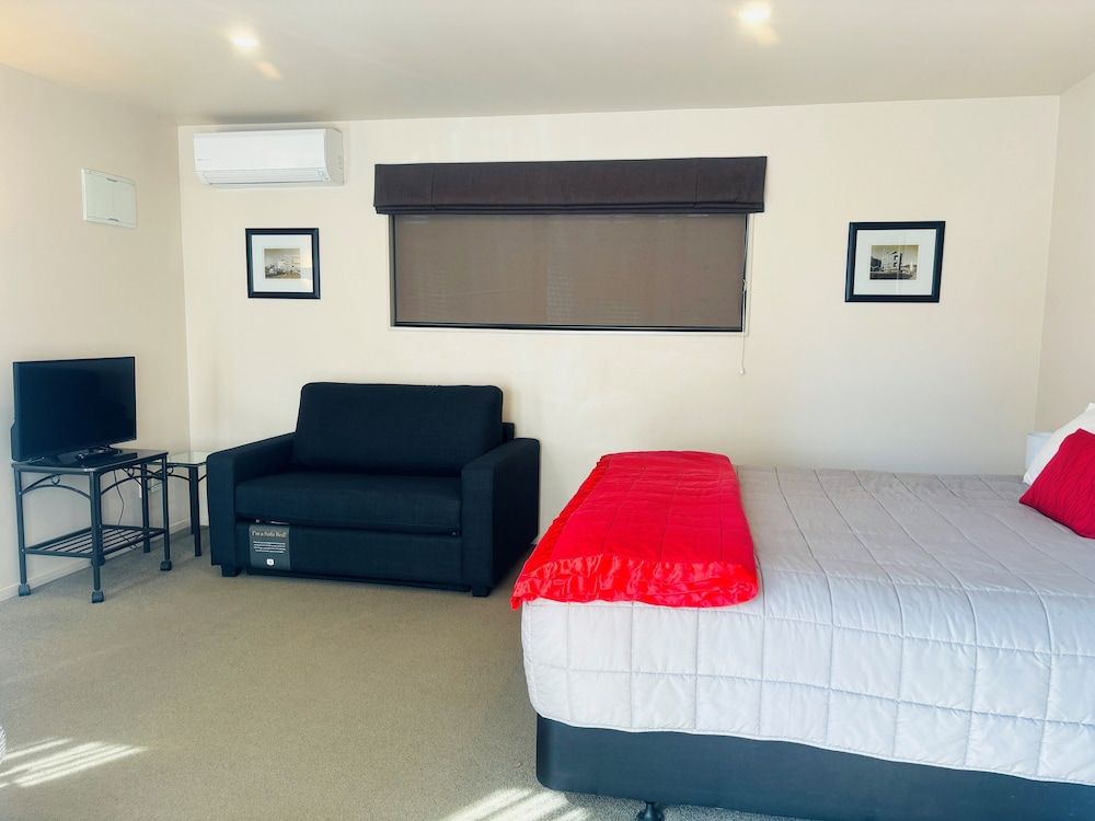 Comfort Studio, 1 King Bed with Sofa bed