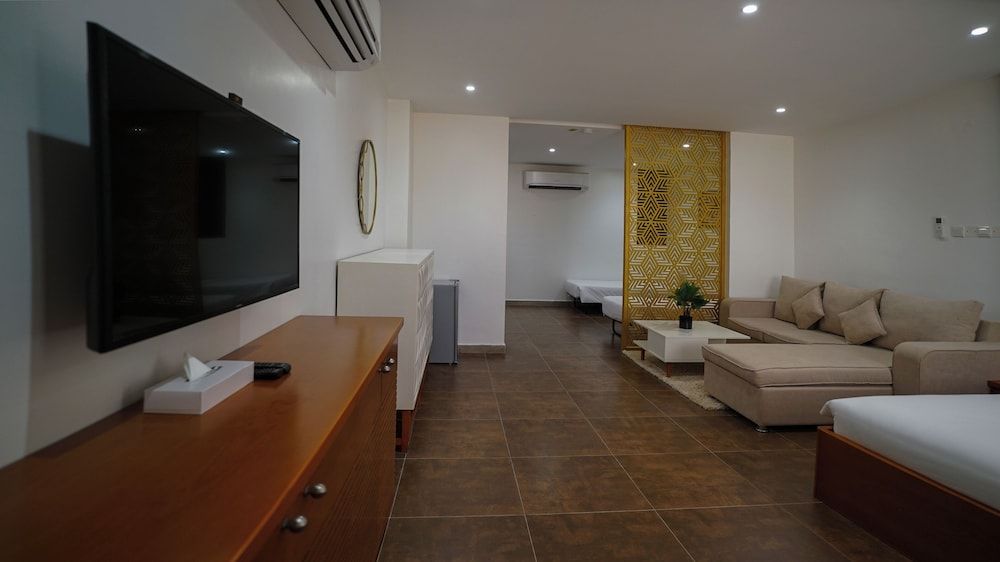 Express City Hotel Family Suite, Non Smoking 8