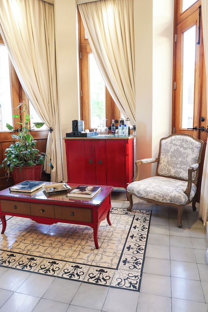 La Concordia Boutique Hotel Corner Suite,  1 King Bed (City View) 13