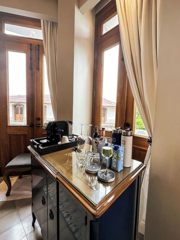 La Concordia Boutique Hotel Corner Suite,  1 King Bed (City View) 12