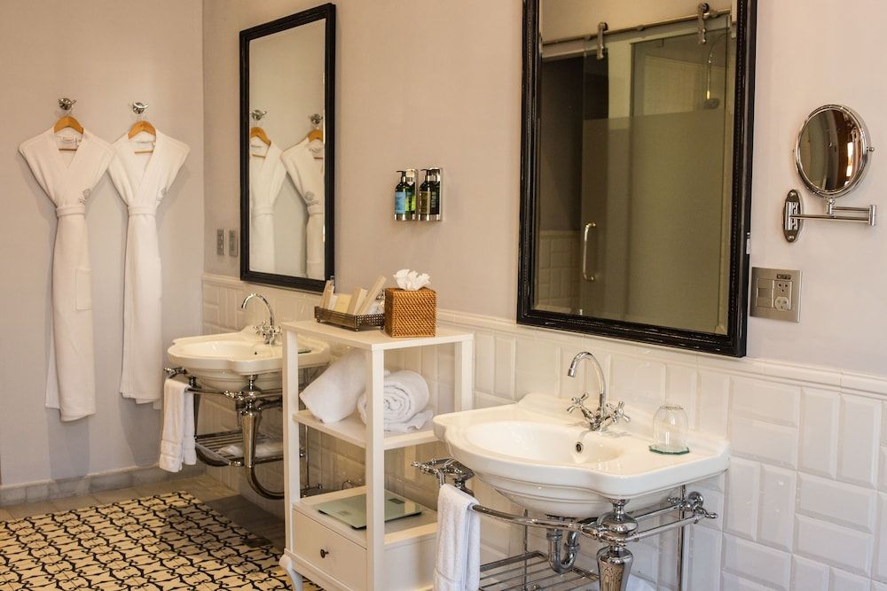 La Concordia Boutique Hotel Corner Suite,  1 King Bed (City View) 15