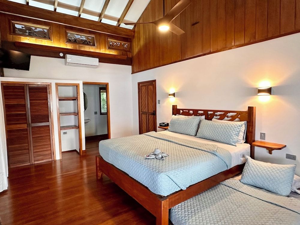 Bocas Beachfront Lodge Superior Double Room, Beach View 8