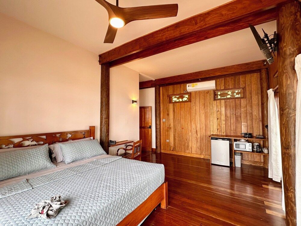 Bocas Beachfront Lodge Luxury Double Room, Beach View 14