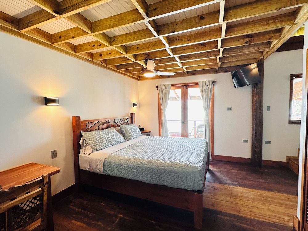 Bocas Beachfront Lodge Family Suite, Beach View 3