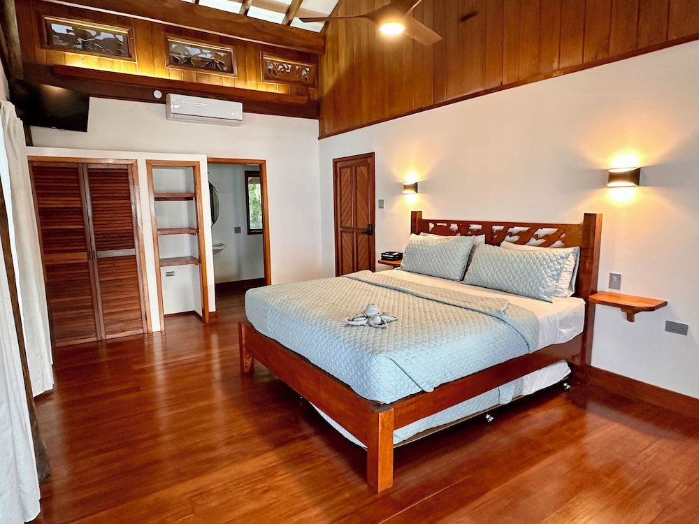 Bocas Beachfront Lodge Superior Double Room, Beach View 5