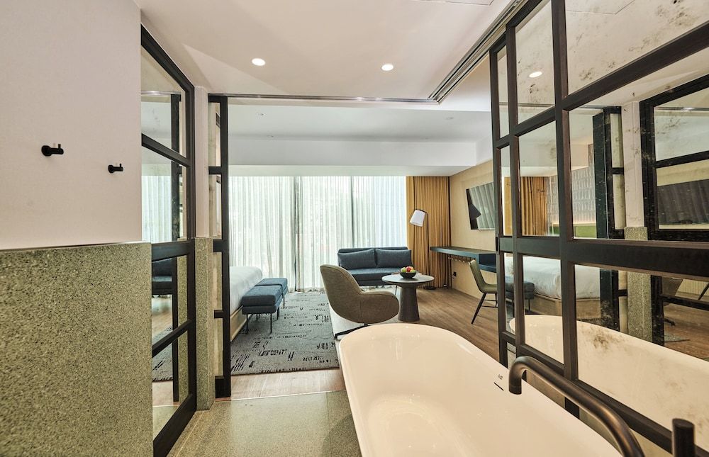 Suite, 1 Bedroom, City View, Corner