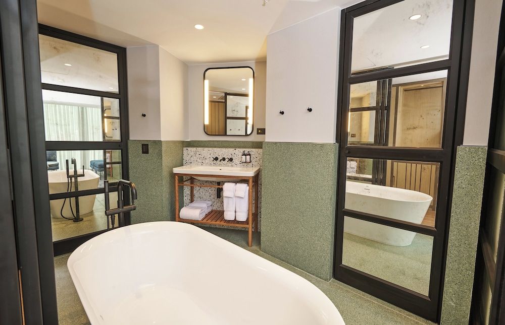 Suite, 1 Bedroom, City View, Corner