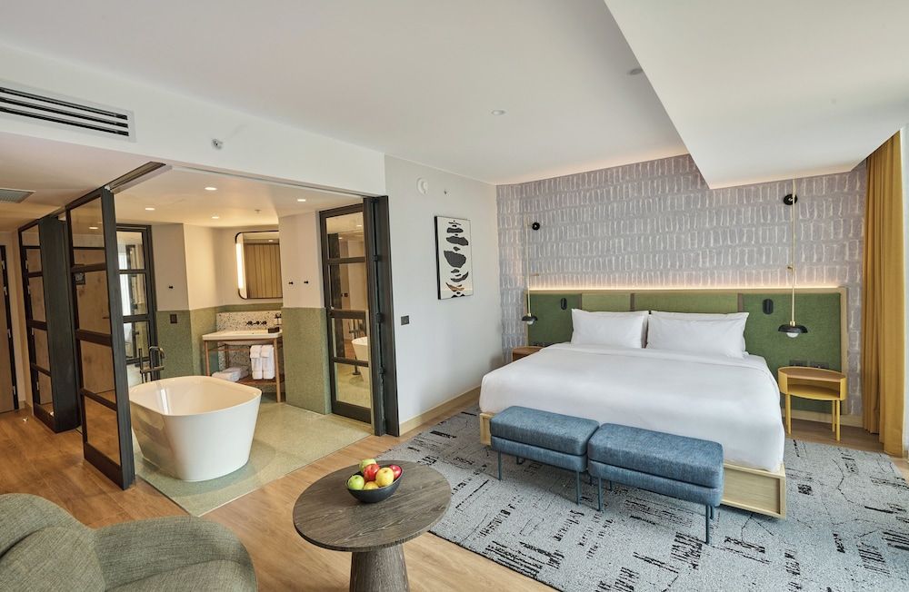 Suite, 1 Bedroom, City View, Corner (High Floor)