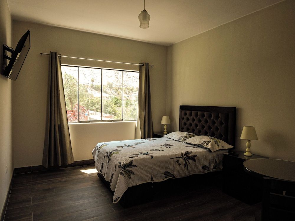 Comfort Room, 1 Queen Bed, Pool View, Mountainside