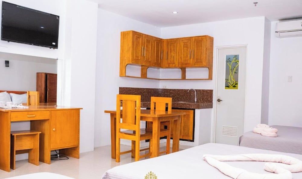 Empress Island Hotel Family Room, 2 Queen Beds 2