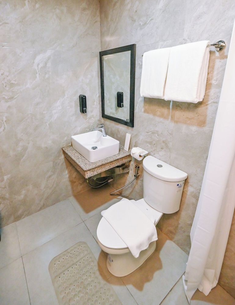 Monaco Hotel Deluxe Double Room 9