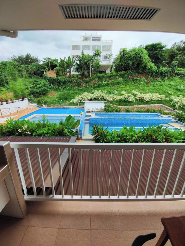 DMC Condotel Signature Studio, 2 Double Beds, Pool Access, Pool View 6
