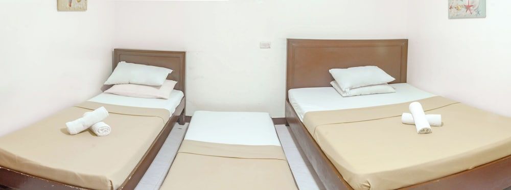 Davao Hub Dormitel Bed & Breakfast Deluxe Room, Multiple Beds 4