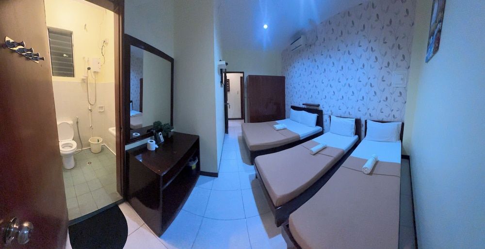 Davao Hub Dormitel Bed & Breakfast Deluxe Room, Multiple Beds 2