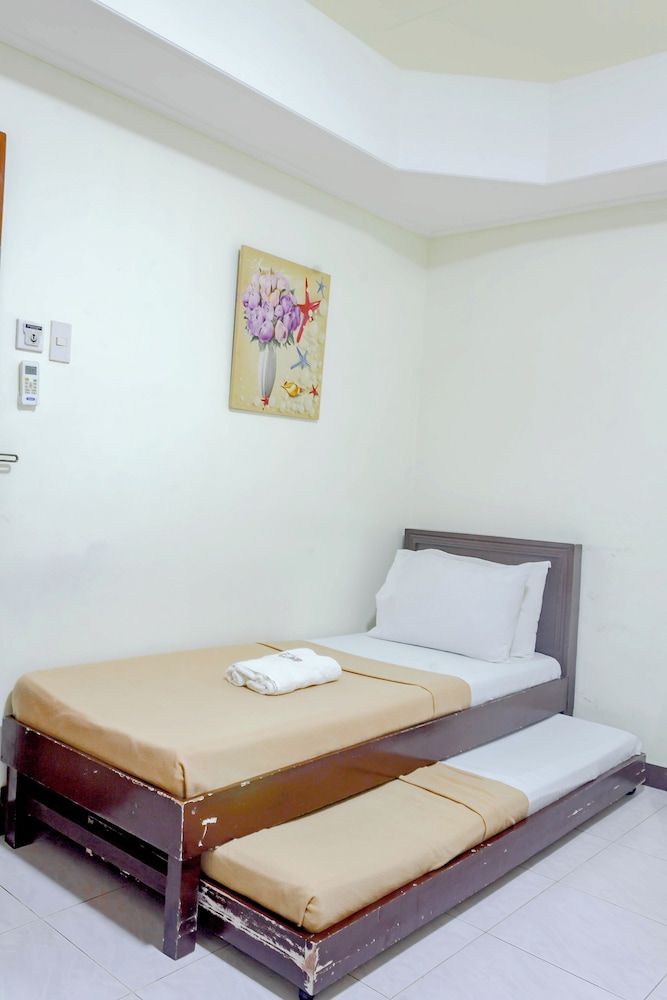 Davao Hub Dormitel Bed & Breakfast Deluxe Room, Multiple Beds 6