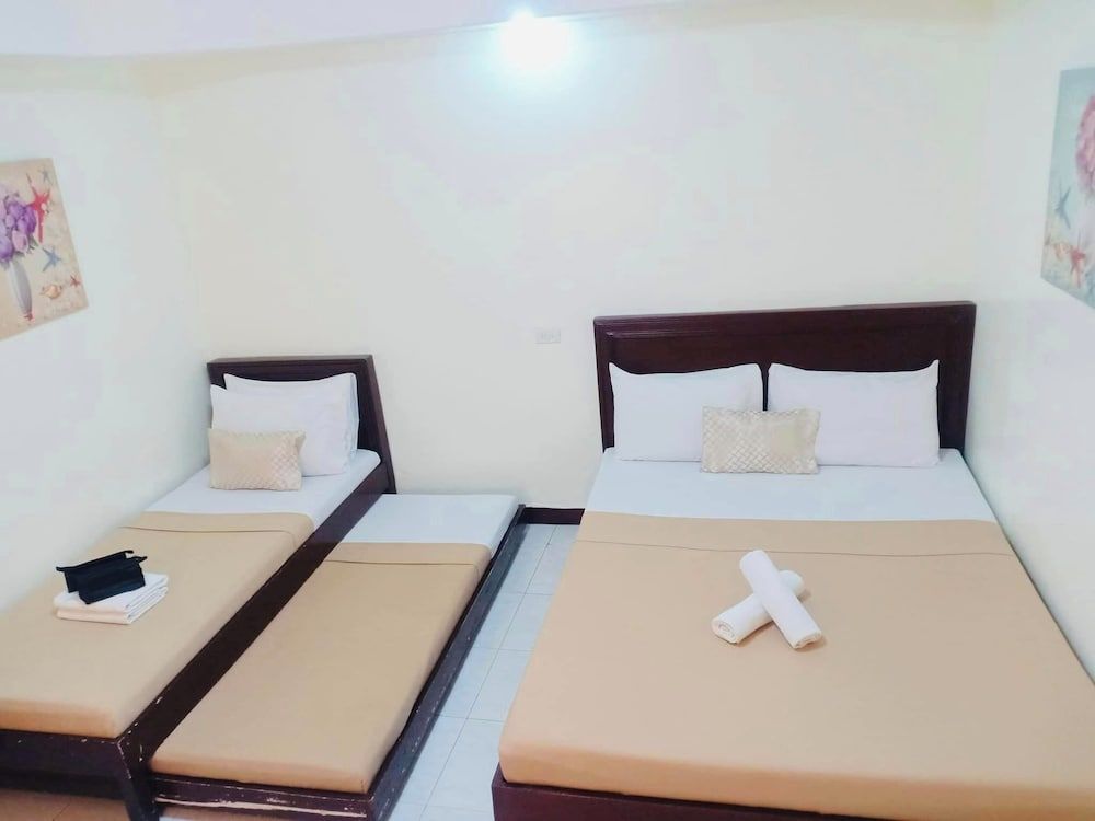 Davao Hub Dormitel Bed & Breakfast Deluxe Room, Multiple Beds