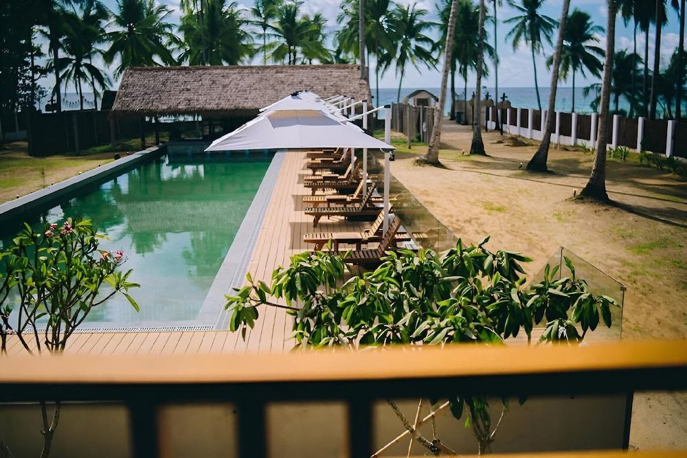 Station One Beach Resort El Nido Deluxe Suite, Pool View 4