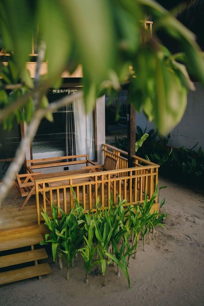 Station One Beach Resort El Nido Deluxe Suite, Pool View 5